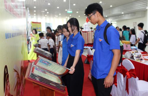 Đoàn viên, thanh niên tham quan, tìm hiểu tư liệu lịch sử tại không gian trưng bày