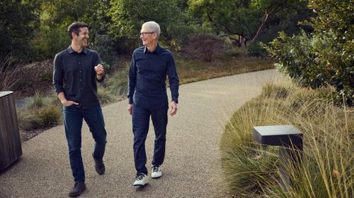 Ông Tim Cook (phải) và ông John Ternus tại Công viên Apple. Ảnh: Apple