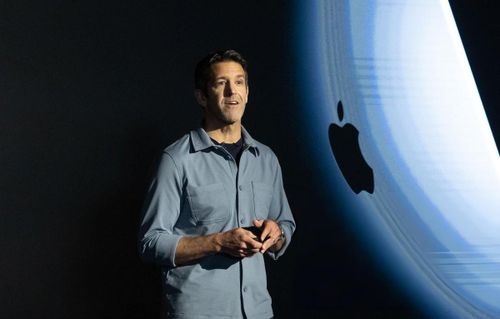 Ông John Ternus giới thiệu về sản phẩm MacBook Neo vào ngày 4/3 tại New York (Mỹ). Ảnh: Bloomberg