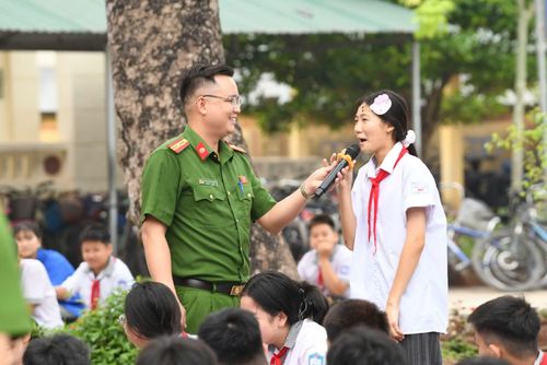 Học sinh Trường THCS Hiệp Cường trả lời câu hỏi liên quan đến phòng, chống ma túy học đường.