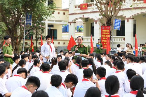 Cục CSĐT tội phạm về ma túy phối hợp với Học viện Cảnh sát nhân dân và Công an xã Hiệp Cường tuyên truyền, phổ biến pháp luật về phòng, chống ma túy cho học sinh nhà trường.