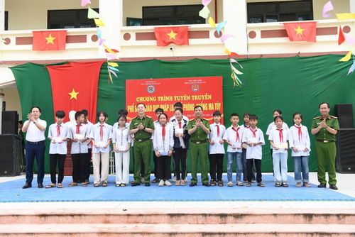 Nhiều em học sinh được nhận phần thưởng sau khi trả lời đúng câu hỏi liên quan đến kiến thức nhận diện các loại ma túy và kỹ năng phòng tránh.