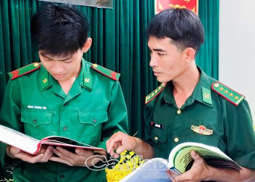 Văn hóa đọc được lan tỏa, tiếp nối từ cán bộ đến chiến sĩ mới tại Đồn Biên phòng Hòn Khoai.