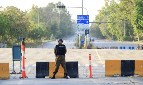 Cảnh sát phong tỏa lối vào khu vực dự kiến diễn ra đàm phán lần 2 giữa Mỹ và Iran ở Islamabad (Palistan). Ảnh chụp ngày 21/4/2026 - Ảnh: Reuters
