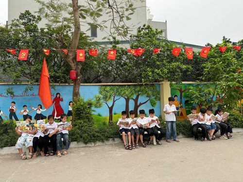 Các học sinh say mê đọc sách. Ảnh: Thu Nghĩa