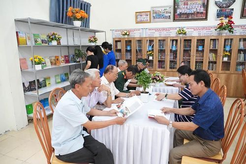 Người dân đọc sách tại phòng đọc cộng đồng của Nhà văn hóa cụm 3, khu vực Thọ Xuân (xã Liên Minh). Ảnh: Thiên Tú