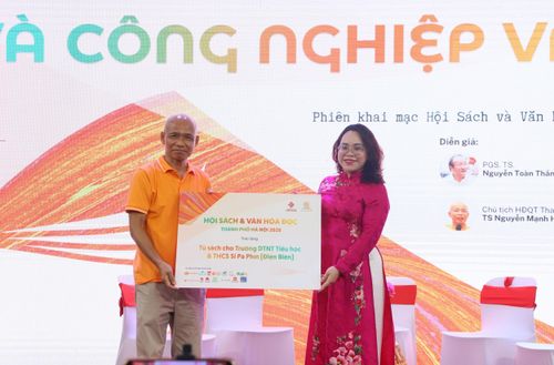 Các đơn vị quyên góp sách xây dựng Tủ sách khuyến đọc, dành tặng Trường Dân tộc nội trú Tiểu học và THCS Si Pa Phìn (tỉnh Điện Biên). Ảnh: PV