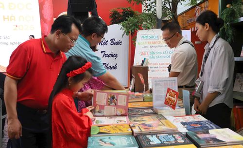 Hội sách mang đến hàng vạn cuốn sách thuộc nhiều lĩnh vực với mức ưu đãi từ 30% đến 50%. Ảnh: PV