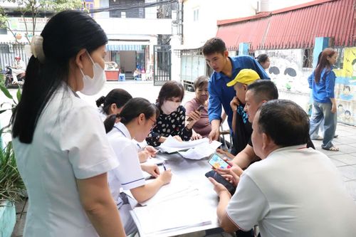 Chương trình thu hút đông đảo người dân đưa người nhà, con em là người khuyết tật đến thăm khám từ sớm. Ảnh: QA