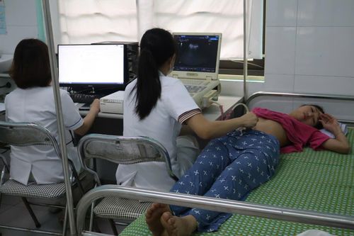 Các y, bác sĩ thực hiện khám, tư vấn sức khỏe cho người khuyết tật tại chương trình. Ảnh: QA