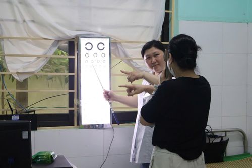 Hoạt động khám, chăm sóc sức khỏe cho người dân trên địa bàn phường Phú Diễn được triển khai thiết thực, hiệu quả. Ảnh: QA