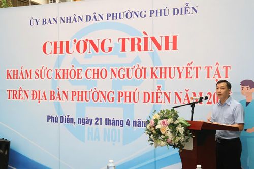 Phó Chủ tịch UBND phường Phú Diễn Chu Việt Dũng phát biểu tại chương trình khám sức khỏe cho người khuyết tật. Ảnh: QA