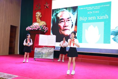 Các em học sinh giới thiệu về cuốn sách mình yêu thích. Ảnh: PV