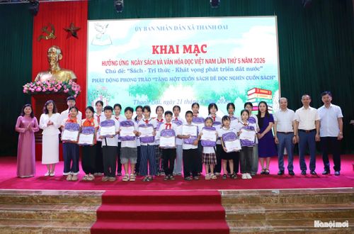 Ban Tổ chức khen thưởng các em học sinh có tác phẩm tiêu biểu trong cuộc thi “Vẽ tranh theo sách”. Ảnh: PV