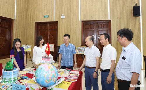 Các đại biểu tham quan không gian trưng bày sách. Ảnh: PV