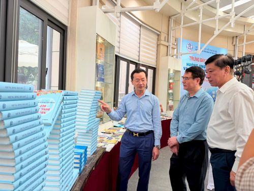 Đại biểu tham quan trưng bày, xếp sách nghệ thuật. Ảnh: Thụy Du