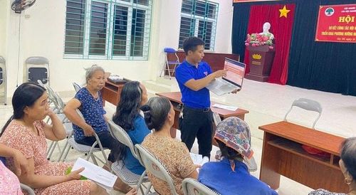 Thanh niên xã Thuận An phổ cập kỹ năng số cơ bản cho người dân. Ảnh: Vân Thư