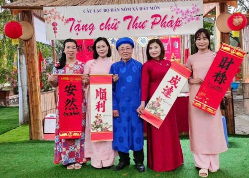 Tặng chữ thư pháp tại đền Hát Môn. Ảnh: PV
