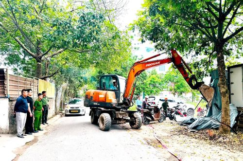 Các lực lượng thực hiện phá dỡ công trình sai phạm. Ảnh: Bảo Thoa