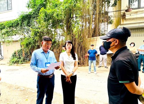 UBND xã Nam Phù đọc lệnh cưỡng chế công trình sai phạm. Ảnh: Bảo Thoa