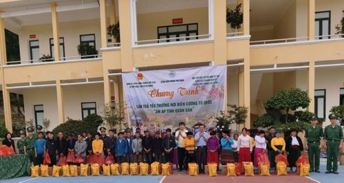 Những món quà ấm áp nghĩa tình dành tặng trẻ em vùng biên cương. Ảnh: Phương Anh