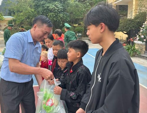 Phó Chủ tịch Thường trực Hội Cứu trợ trẻ em khuyết tật thành phố Hà Nội Bùi Văn Tuấn trao quà tặng các em nhỏ. Ảnh: Phương Anh