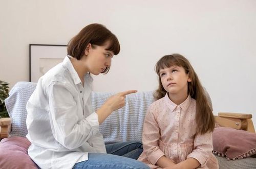 Khi con mắc lỗi, nhiều cha mẹ chọn cách la mắng để răn đe. Tuy nhiên, lời nói tiêu cực lặp lại thường xuyên có thể khiến trẻ căng thẳng và tổn thương tâm lý. Ảnh minh họa