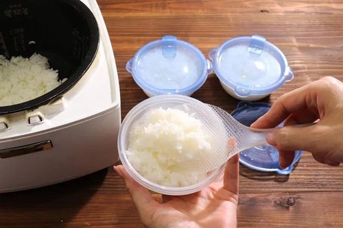 Các chuyên gia dinh dưỡng đều thống nhất rằng: có thể bảo quản cơm trong tủ lạnh, nhưng cần tuân thủ nguyên tắc thời gian. Nên cho cơm vào tủ lạnh trong vòng 1–2 giờ sau khi nấu. Tránh để cơm qua đêm ở nhiệt độ phòng rồi mới cất. Bảo quản trong hộp sạch, đậy kín.