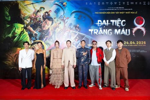 Dùng cách kể trào phúng, "Đại tiệc trăng máu 8" đào sâu vào hậu trường ngành làm phim với những tiếng cười châm biếm, giễu nhại hài hước, tạo nên câu chuyện cực kỳ “gây nhột” với dân trong ngành và trải nghiệm giải trí cười hết cỡ cho khán giả