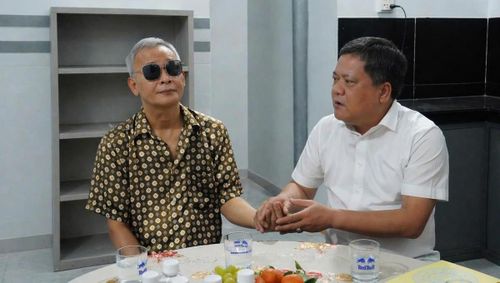 Bí thư Tỉnh ủy Trần Phong bày tỏ tri ân đối với những đóng góp của thương binh Lê Văn Hàn.