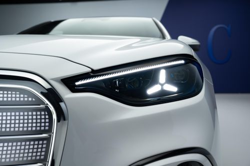  Cụm đèn trước được trang trí với họa tiết ngôi sao 3 cánh, đồng thời bổ sung tùy chọn đèn thông minh Digital Light với công nghệ micro-LED, giúp mở rộng khoảng chiếu sáng độ nét cao thêm 40% nhưng giảm lượng điện tiêu thụ lên đến 50%. 