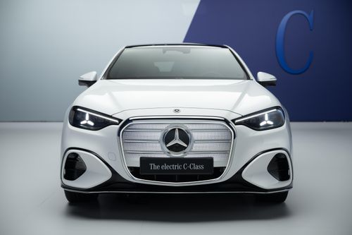  Mercedes-Benz C-Class electric sở hữu ngôn ngữ thiết kế hoàn toàn mới của thương hiệu, đi kèm lưới tản nhiệt lấy cảm hứng từ các mẫu xe kinh điển như W111 hay W108. 