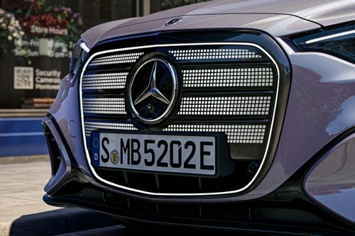  Lưới tản nhiệt của mẫu sedan thuần điện này được thiết kế lớn với viền sáng và tổ hợp gồm nhiều điểm sáng dạng pixel, bổ sung hiệu ứng chào đón và tạm biệt người lái. 