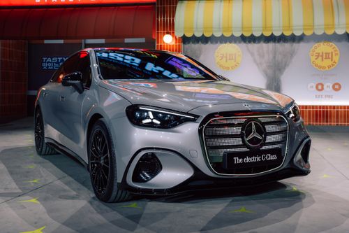  Mercedes-Benz C 400 4MATIC electric sẽ có mặt tại Mỹ vào đầu năm 2027. Mẫu sedan thuần điện này sẽ cạnh tranh trực tiếp với BMW i3 thế hệ mới vừa ra mắt trong tháng 3. 