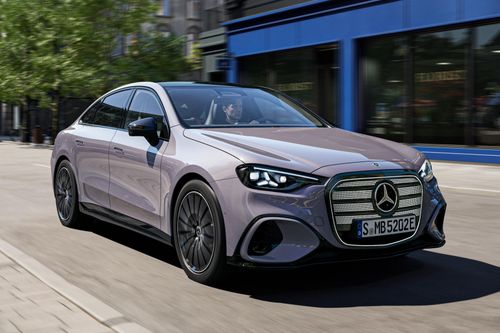  Tại thời điểm ra mắt, hãng xe đến từ Đức chỉ giới thiệu duy nhất phiên bản Mercedes-Benz C 400 4MATIC electric, vốn trang bị 2 động cơ điện PSM với công suất tối đa 489 mã lực và mô-men xoắn cực đại 800 Nm. 