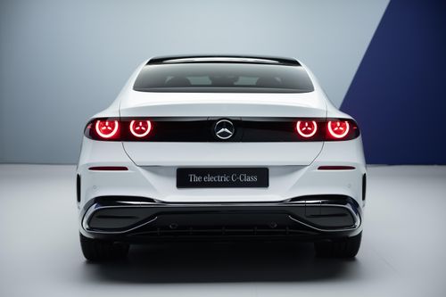  Khách hàng cũng có thể nâng cấp các gói ngoại thất như AVANTGARDE, AMG Line, AMG Line Plus hay Night Package, bên cạnh 10 màu sơn và 11 kiểu mâm từ 18" đến 20". 