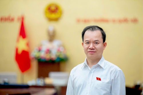 PGS.TS Bùi Hoài Sơn kiến nghị cần thay đổi cách nhìn về sách như một "ngân hàng ý tưởng" của ngành công nghiệp văn hóa. Ảnh: Báo Công Lý.