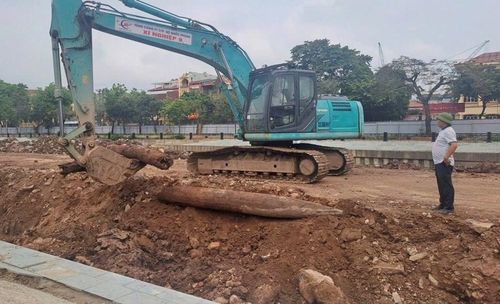 Cả 3 cọc gỗ cổ bị đơn vị thi công dự án dùng máy xúc nhổ lên