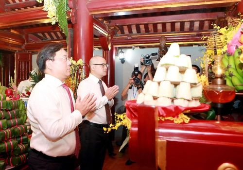 Bí thư Tỉnh ủy Phạm Đại Dương và Chủ tịch UBND tỉnh Phú Thọ Trần Duy Đông thắp hương giỗ Đức Quốc Tổ Lạc Long Quân