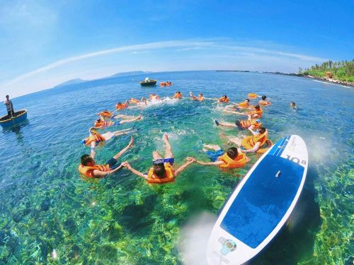 Đảo Bé mang vẻ đẹp yên bình với làn nước xanh ngọc trong vắt và bờ cát trắng mịn, là điểm đến hấp dẫn du khách khi đến Lý Sơn