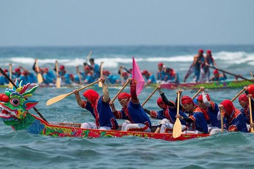 Cùng với đó là Lễ hội đua thuyền truyền thống Tứ linh, sự kiện mang đậm bản sắc văn hóa biển đảo, đồng thời tạo không khí sôi động chào mừng ngày lễ lớn của dân tộc, thu hút đông đảo người dân và du khách