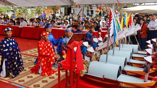 Ẩn trong vẻ đẹp thiên nhiên là chiều sâu lịch sử thiêng liêng gắn với Đội hùng binh Hoàng Sa - những người lính năm xưa đã vượt sóng ra khơi xác lập chủ quyền biển đảo