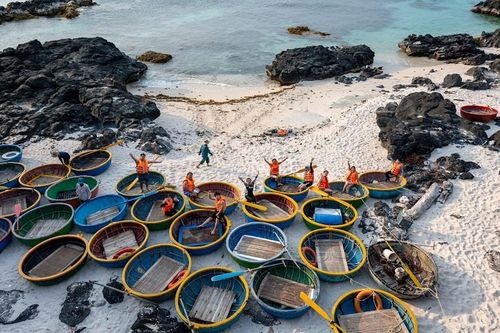 Đảo Bé được ví như “Maldives của Việt Nam”, những mỏm đá, hốc đá ven bờ cùng hệ sinh thái biển phong phú với nhiều loài cá nhiều màu sắc hiện rõ dưới làn nước, mang đến trải nghiệm bơi lội và khám phá thiên nhiên đầy ấn tượng cho du khách