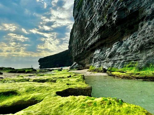 Hang Câu nổi bật với một bên vách đá dựng đứng hùng vĩ, một bên là bãi cát trắng mịn trải dài. Dưới tác động của gió và sóng biển, những vách đá tạo nên hình thù độc đáo