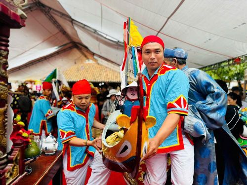 Lễ khao lề thế lính Hoàng Sa diễn ra ngày 2.5 (16.3 âm lịch) tại Đình làng An Vĩnh là nghi lễ truyền thống thiêng liêng tưởng nhớ các hùng binh Hoàng Sa xưa. Các nghi thức như cáo yết, cung nghinh và thả thuyền câu góp phần tái hiện lịch sử, giáo dục lòng yêu nước và khẳng định chủ quyền biển đảo Việt Nam