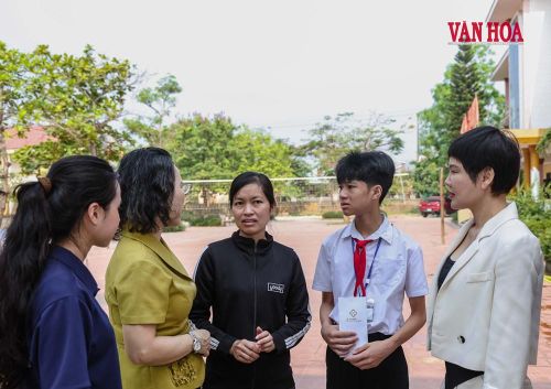 Những cuộc gặp gỡ ngắn ngủi, những lời động viên chân thành từ cán bộ Hội Phụ nữ cùng sự chia sẻ của các mạnh thường quân đã giúp đỡ nhiều em học sinh cùng gia đình vượt qua những khó khăn, vươn lên trong cuộc sống