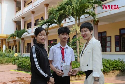 Chị Phan Thị Tuyết Thơm cùng gia đình em Hoàng