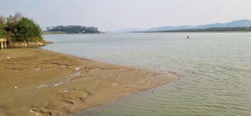 Phù sa, đất cát bồi lấp khiến hàng loạt trạm bơm trên sông Lam khó khăn trong hút nước