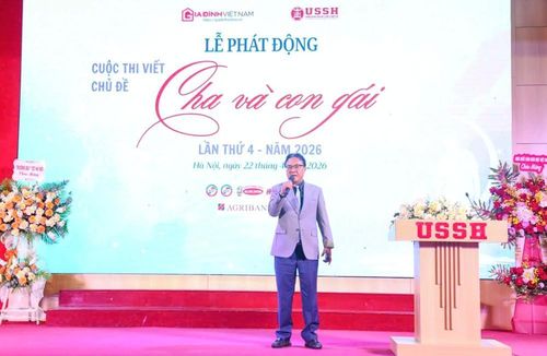 Nhà thơ Hồng Thanh Quang - Trưởng BGK cuộc thi chia sẻ tại lễ phát động