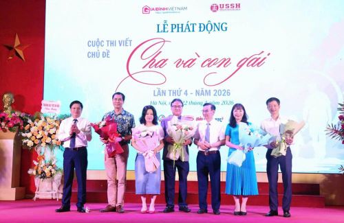 GS.TS Phạm Bá Nhất - Chủ tịch Hội Kế hoạch hóa Gia đình Việt Nam và nhà báo Hồ Minh Chiến - Trưởng BTC tặng hoa thành viên BGK